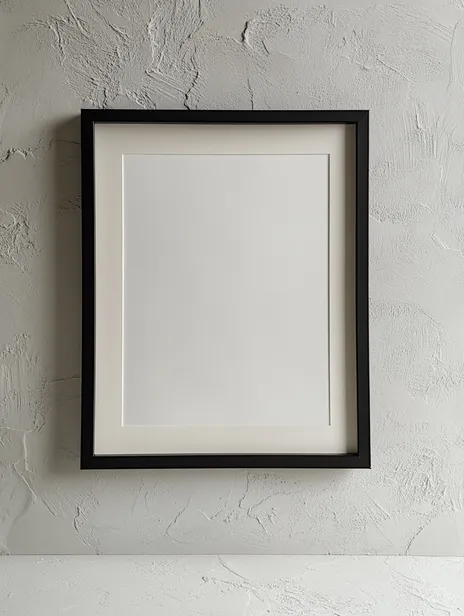 Schwarzer Bilderrahmen an einer hellen Wand